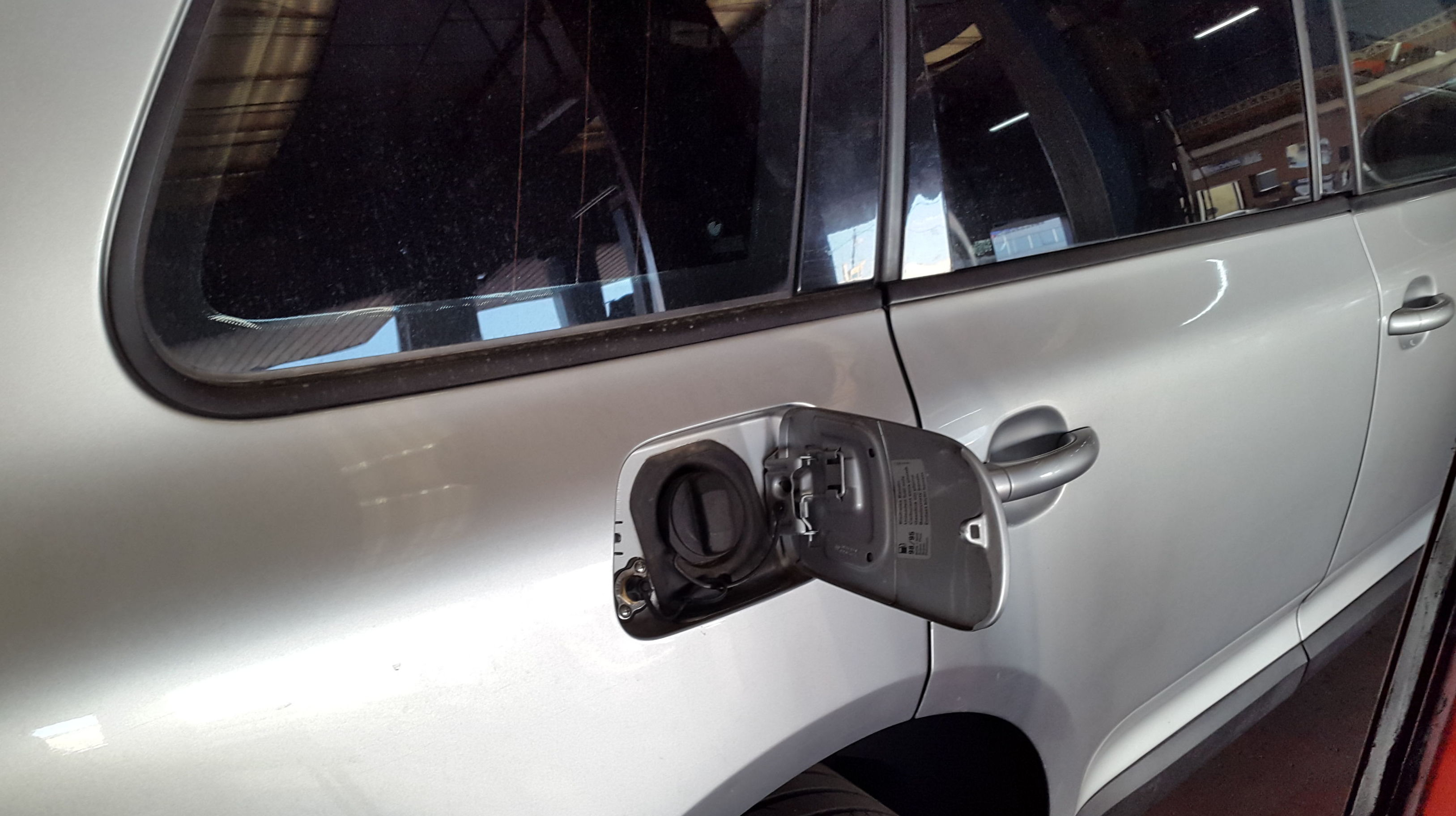 Detalle de la toma de carga en la tapa de la gasolina Detalle de la toma de carga en la tapa de la gasolina