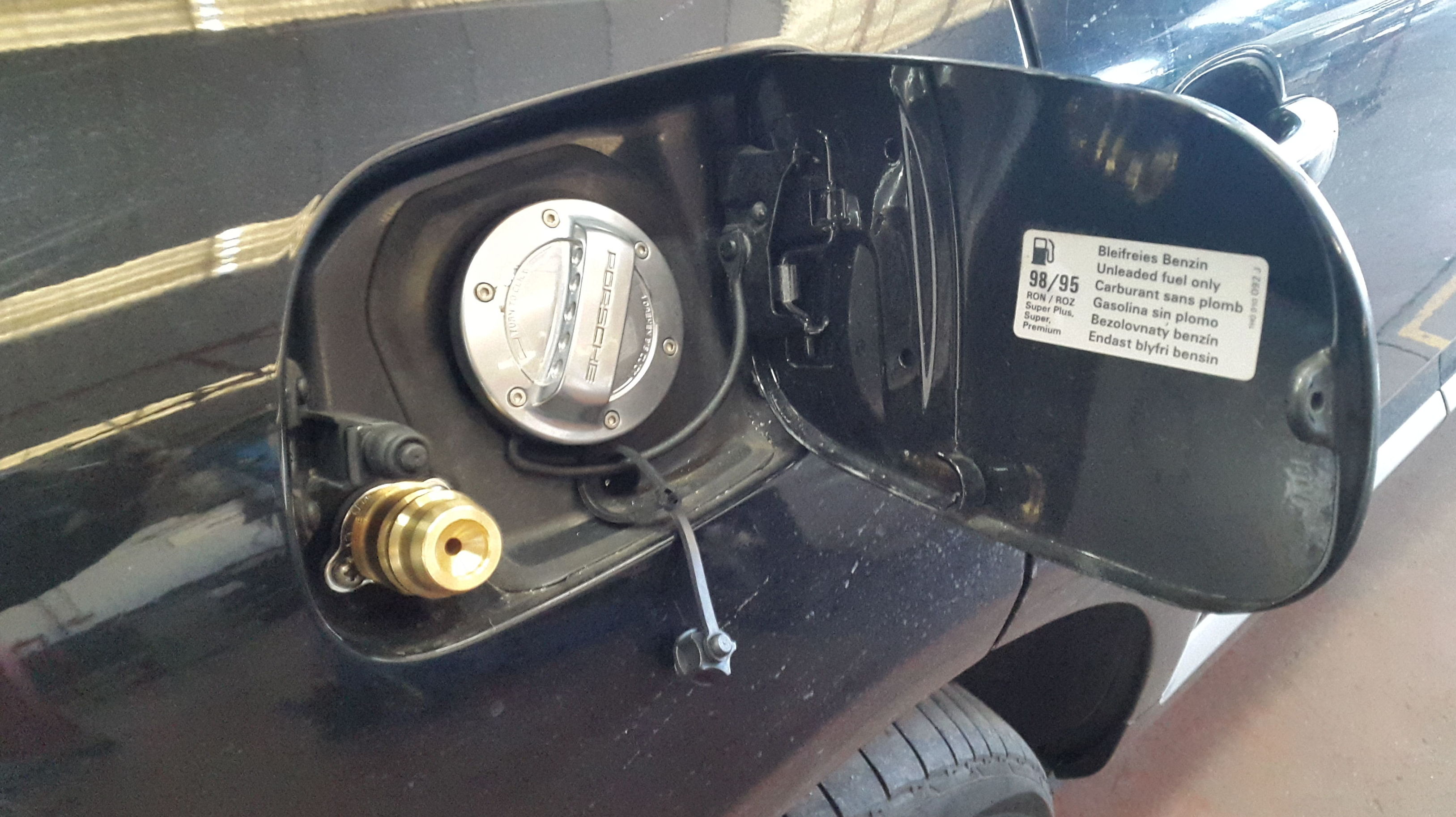 Detalle de la toma de carga en la tapa de la gasolina Detalle de la toma de carga en la tapa de la gasolina