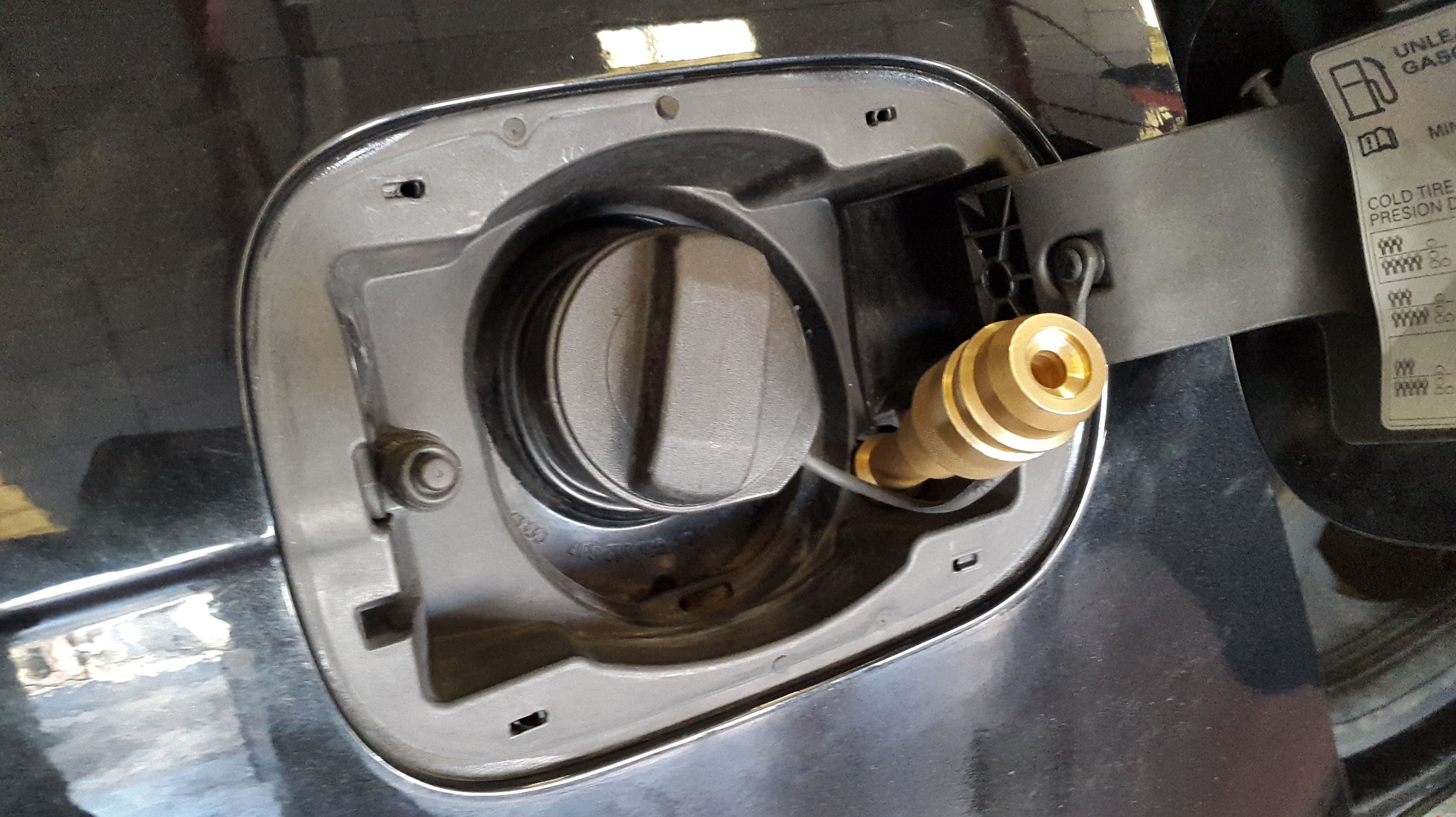 Detalle de la toma de carga en la tapa de la gasolina Detalle de la toma de carga en la tapa de la gasolina