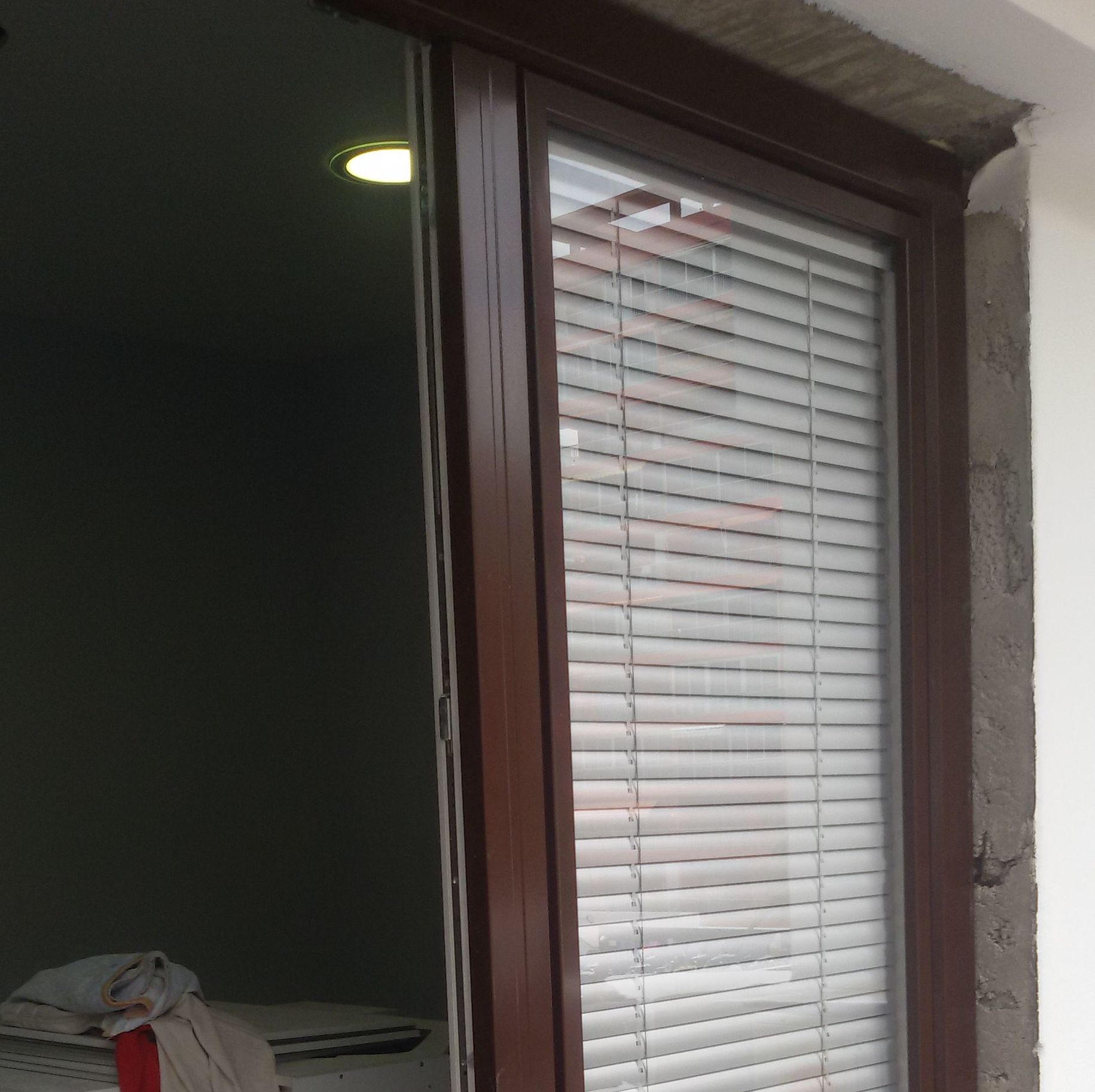 Puerta de PVC revestida con aluminio en el exterior y persiana  veneciana integrada 