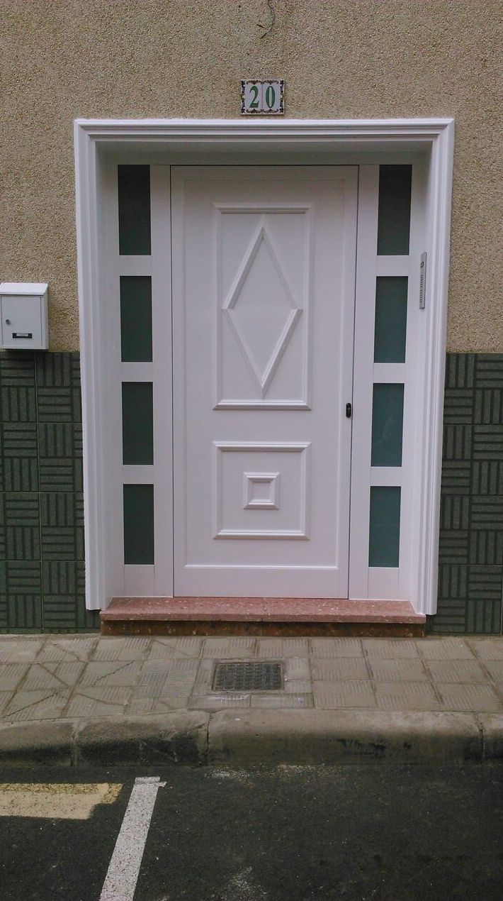 Puerta de entrada de aluminio blanco