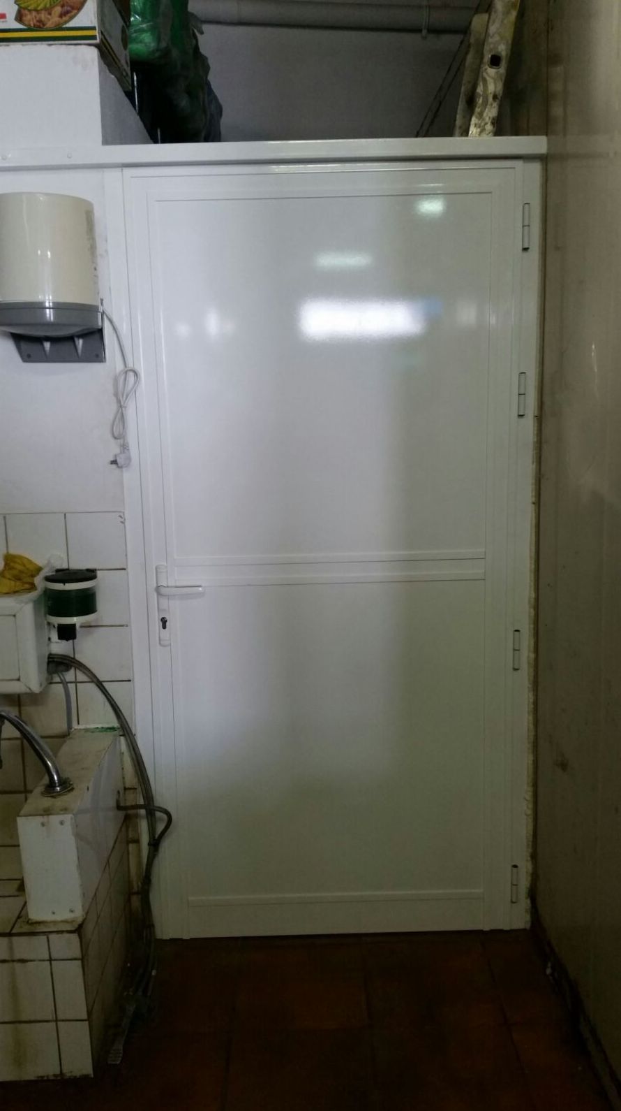 Puerta de aluminio lacado blanco  con bichapa