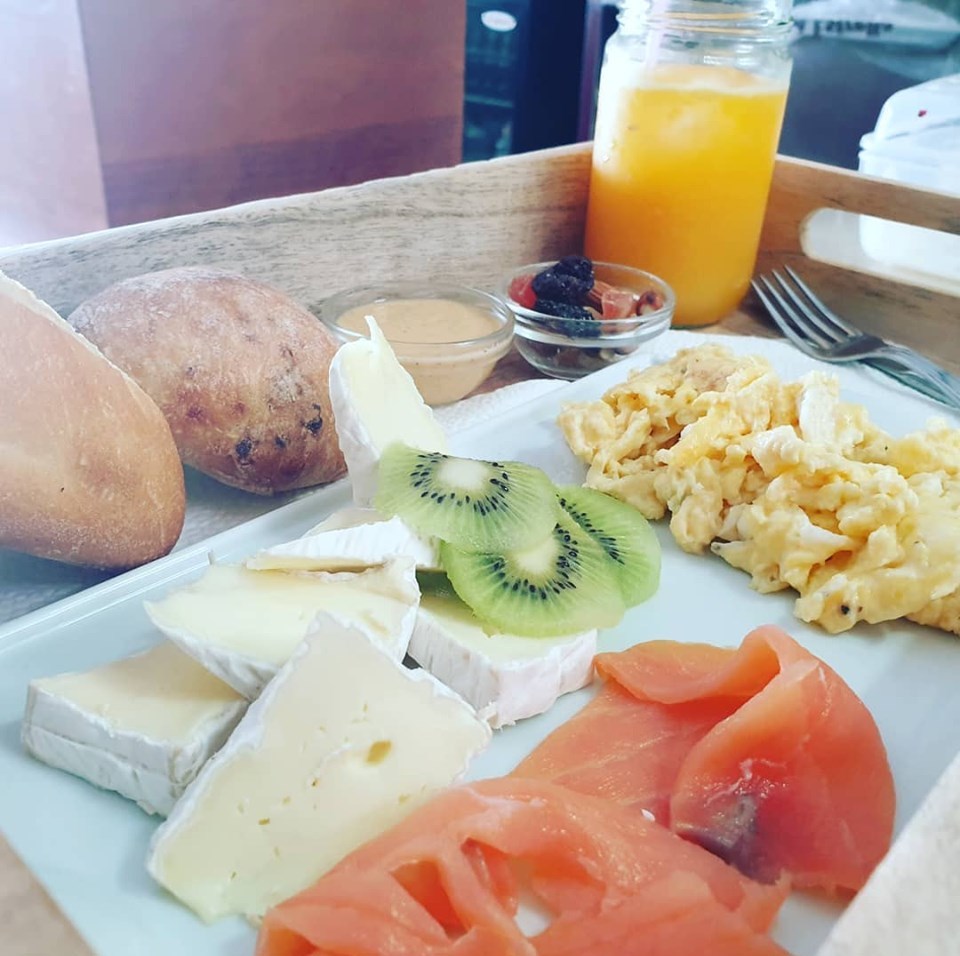 DESAYUNOS "Servicio de 8 a 12 horas": de Aquí & Ahora DESAYUNOS "Servicio de 8 a 12 horas": de Aquí & Ahora