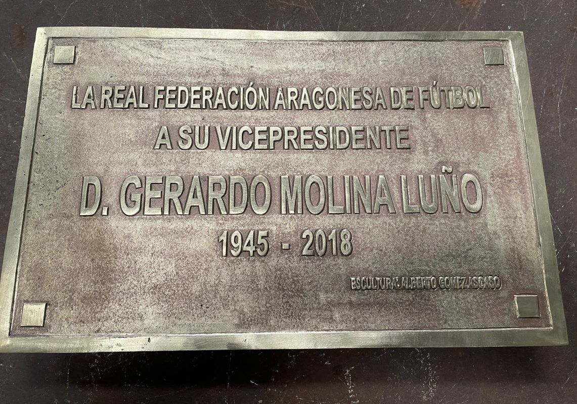 Placa conmemorativa fundida y cincelada. A falta de decorar Placa conmemorativa fundida y cincelada. A falta de decorar