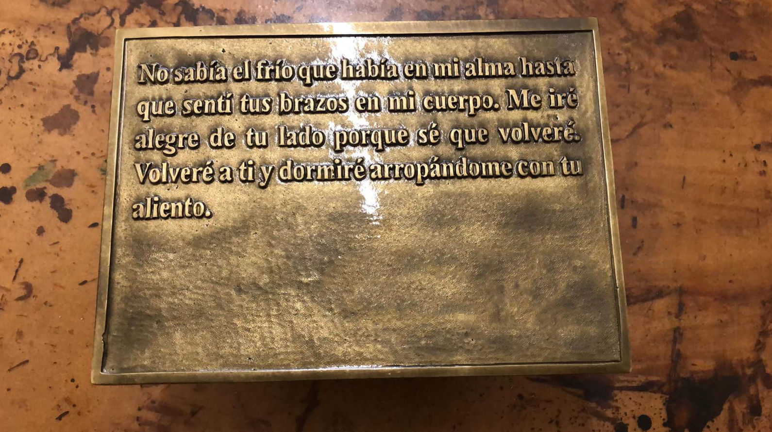 Placa en latón con texto personalizado en relieve acabada en dorado Placa en latón con texto personalizado en relieve acabada en dorado
