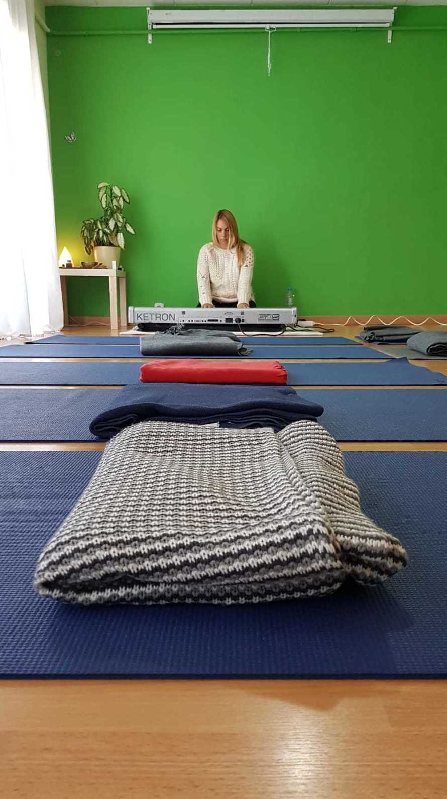 Meditación con voz y piano en directo.: Servicios de Espai 6 de Salut Meditación con voz y piano en directo.: Servicios de Espai 6 de Salut